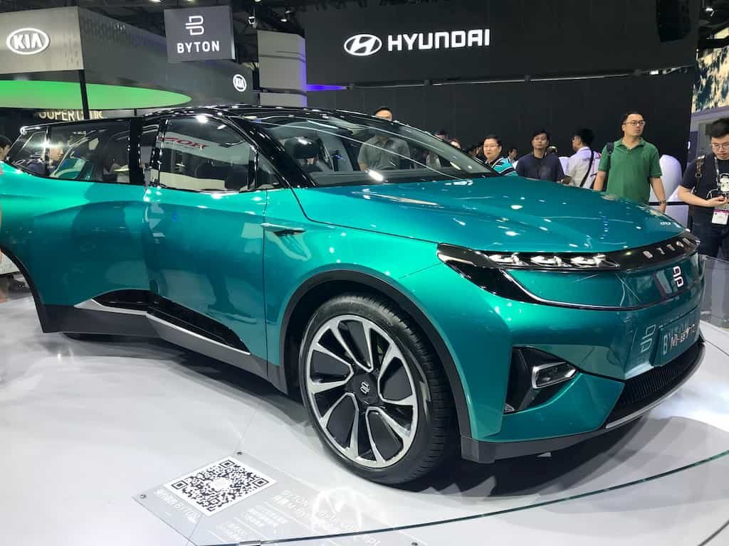 visitantes inspeccionan el automóvil de concepto de SUV a batería totalmente eléctrico Byton M-Byte en el festival Greentech