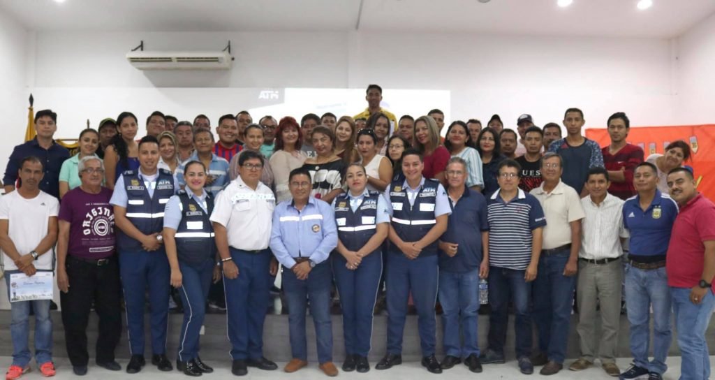 Equipo de transporte escolar Agua Clara