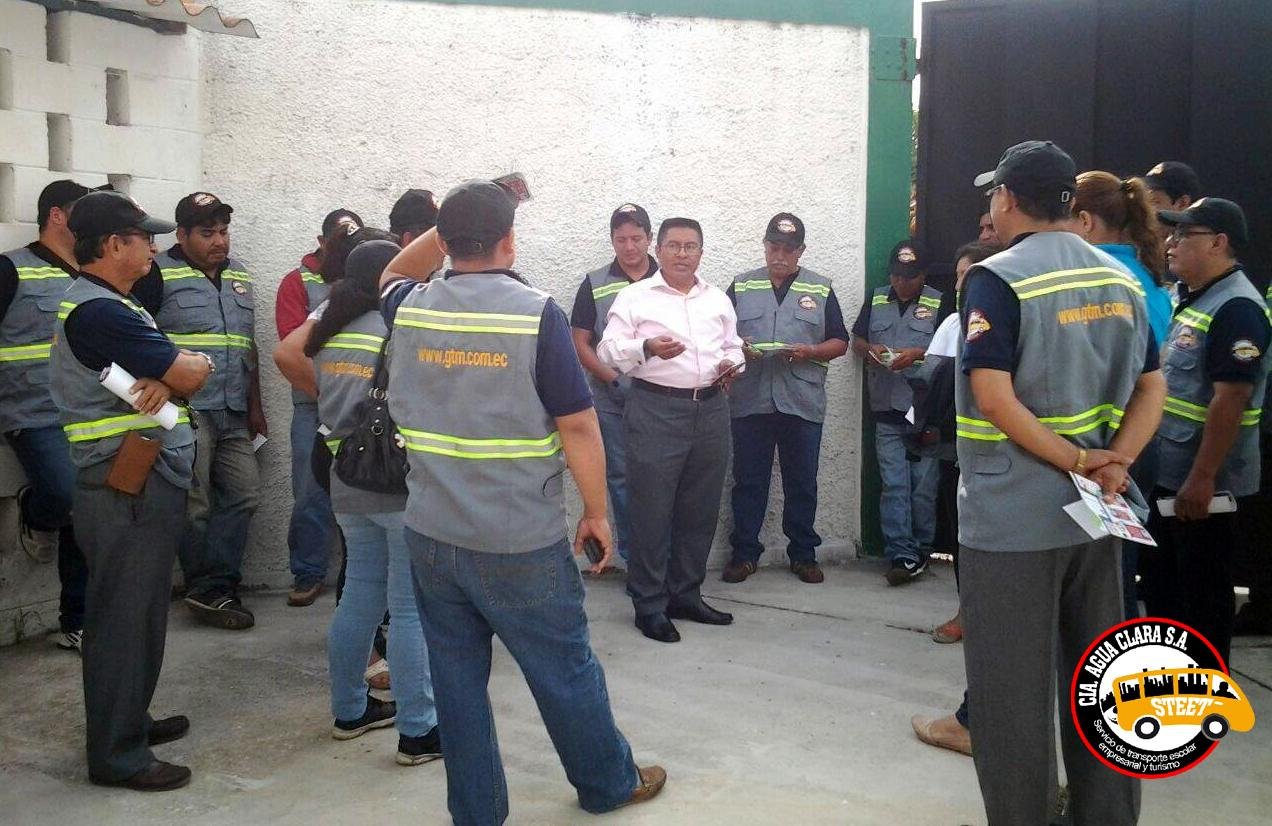 Equipo de chóferes de transporte escolar, institucional y turístico de Agua Clara